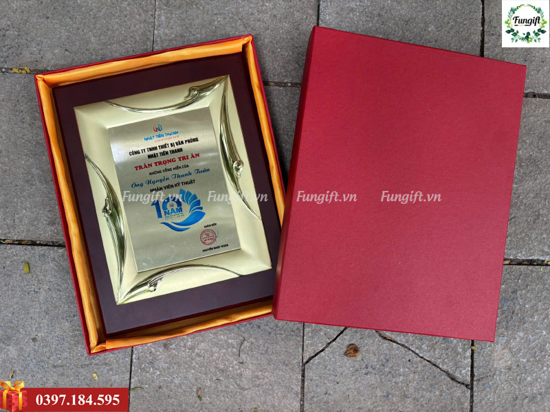 Bảng vinh danh gỗ đồng mạ vàng