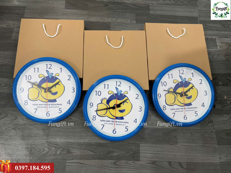 Đồng hồ treo tường làm quà lưu niệm