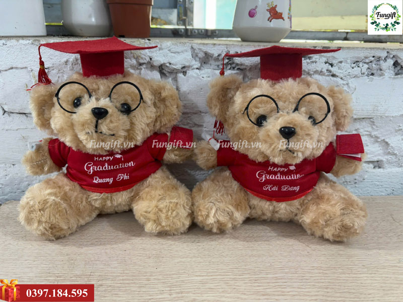 In tên học sinh lên gấu bông tốt nghiệp