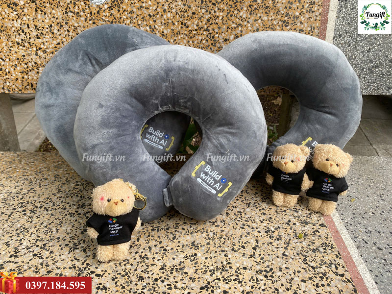 Quà tặng quảng cáo gối kê cổ và gấu bông móc khoá