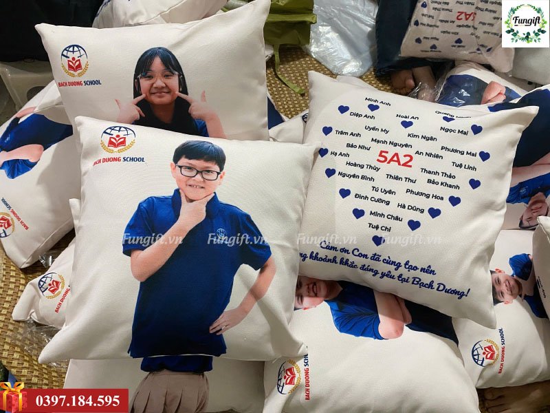 Quà Tặng Cá Nhân Gối Vuông In Tên Học Sinh Làm Quà Tặng Ra Trường