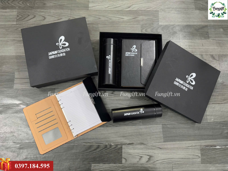 Bình nước và sổ da in logo theo yêu cầu