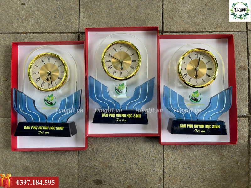 In cúp pha lê kỷ niệm chương ở Hà Nội