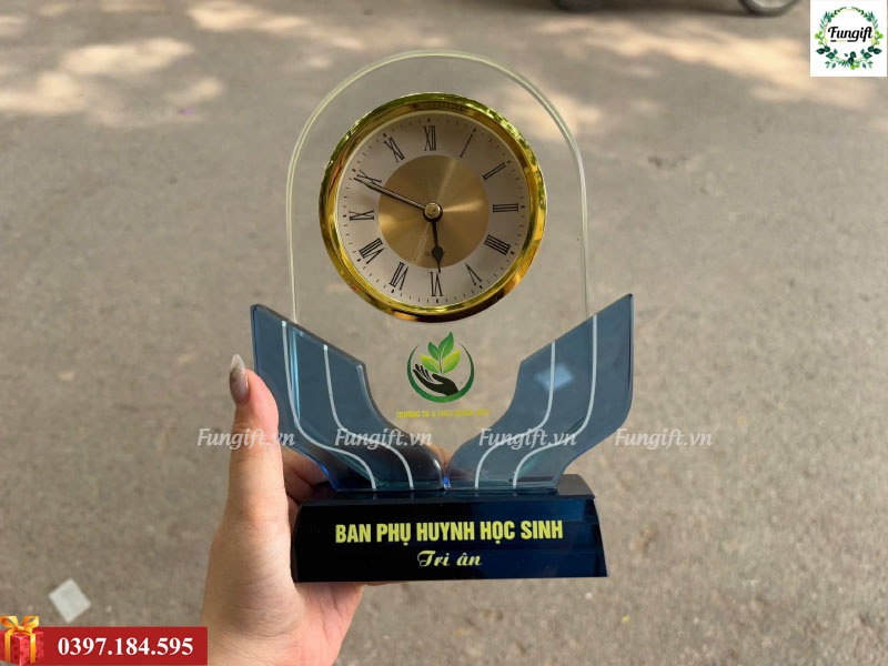 Kỷ niệm chương pha lê cao cấp có mặt đồng hồ lớn