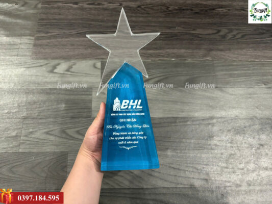 Mẫu cúp vinh danh pha lê in logo