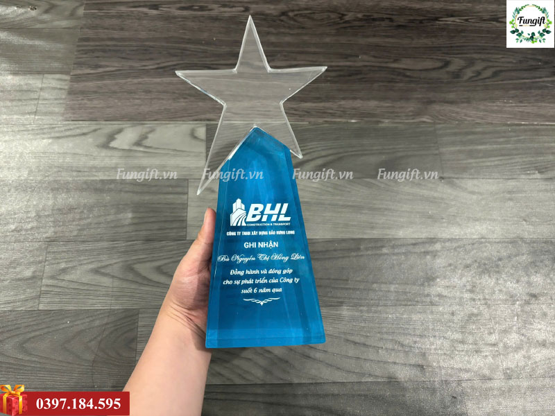 Mẫu cúp vinh danh pha lê in logo