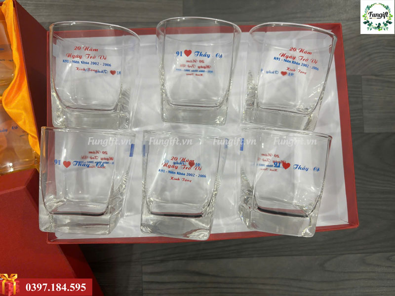 Quà kỉ niệm cốc thủy tinh in tên