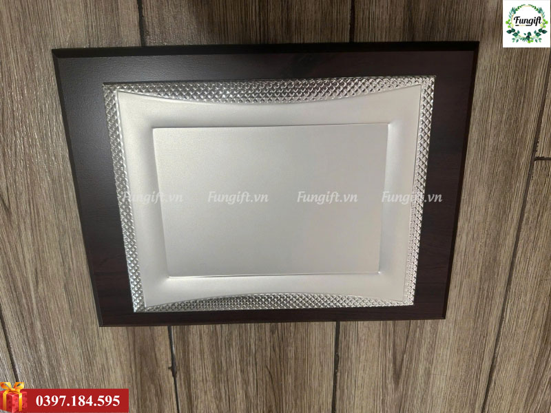 Bảng vinh danh gỗ đồng in logo nội dung theo yêu cầu