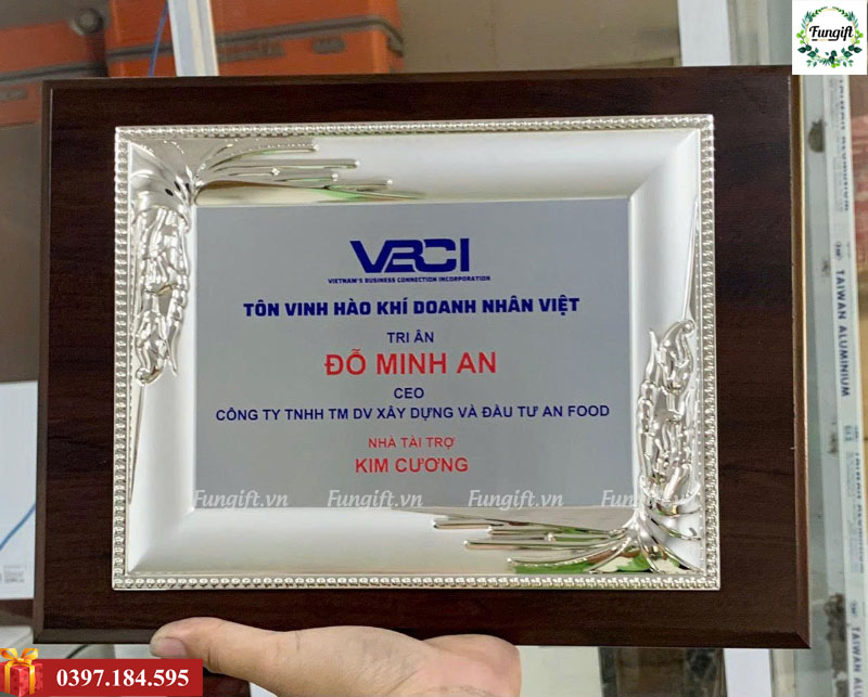 Bảng vinh danh theo yêu cầu