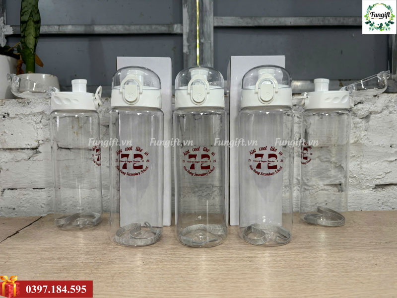 Bình nhựa nắp bật 780ml làm quà tặng tốt nghiệp tặng học sinh