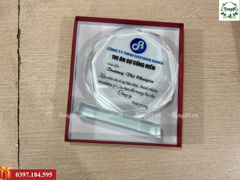 Cúp khen thưởng nhân viên xuất sắc quà tặng in logo theo yêu cầu