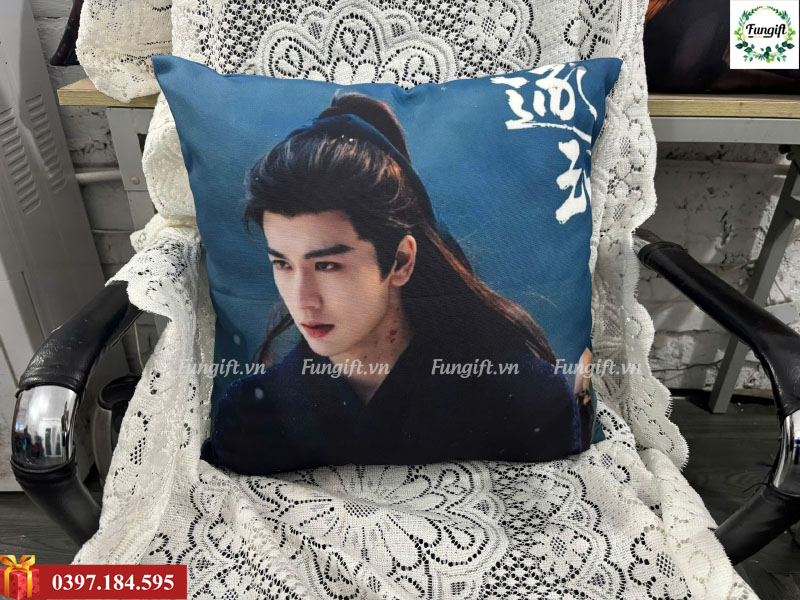 Đặt gối vuông in hình, in logo theo yêu cầu làm quà tặng