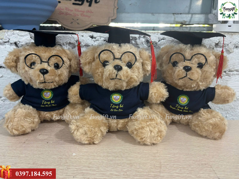 Dịch vụ in thêu logo lên gấu bông tốt nghiệp