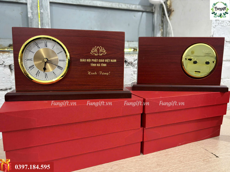 Đồng hồ để bàn in logo làm quà tặng doanh nghiệp