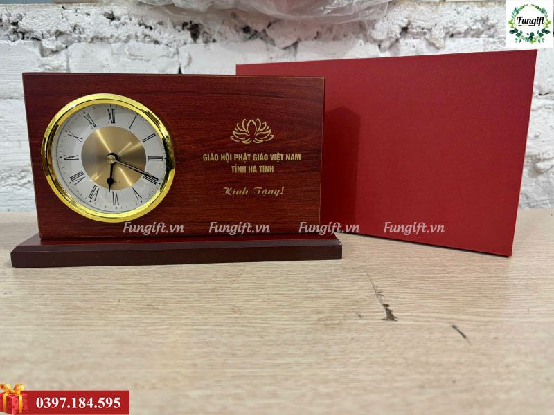 Đồng hồ gỗ để bàn giá rẻ