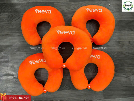 Gối tựa cổ chữ U thêu logo làm quà tặng