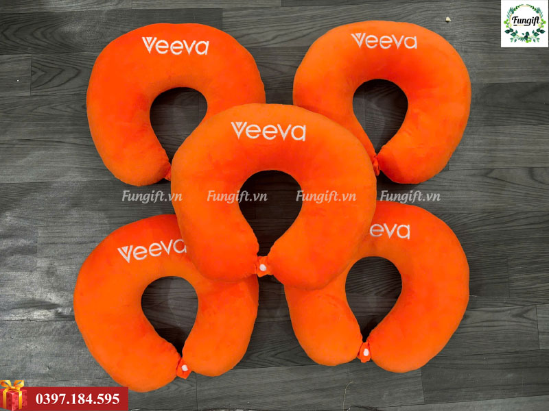 Gối tựa cổ chữ U thêu logo làm quà tặng