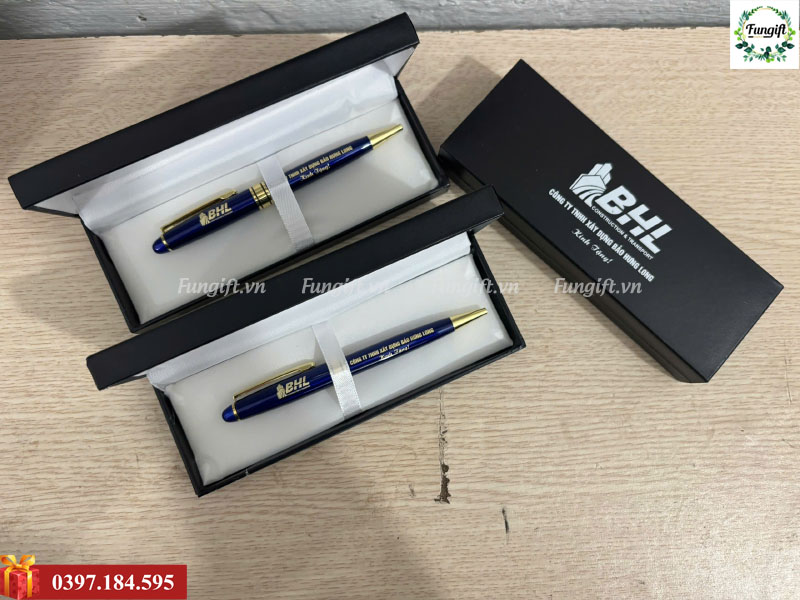 Khắc laser logo lên bút ký kim loại