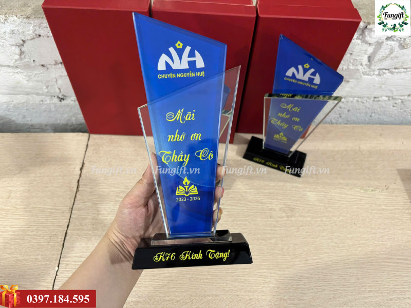 Kỷ niệm chương pha lê giá rẻ tại Hà Nội