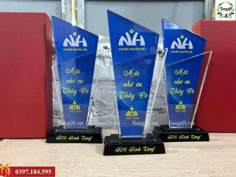Kỷ niệm chương pha lê giá rẻ tại xưởng