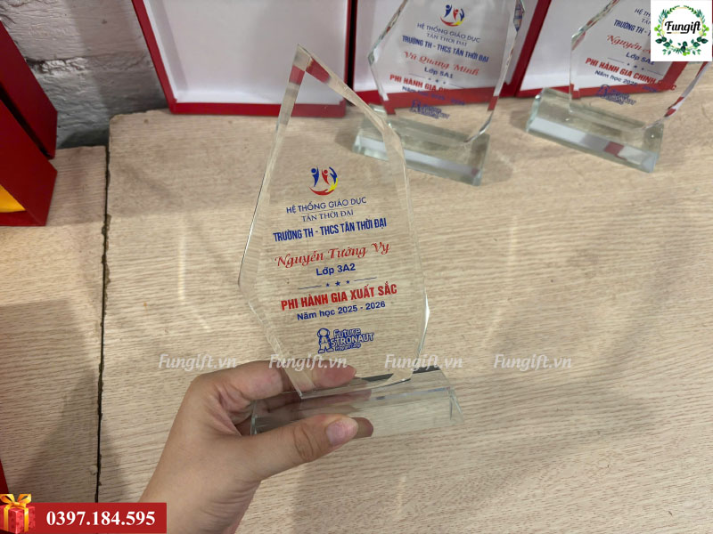 Kỷ niệm chương pha lê khen thưởng