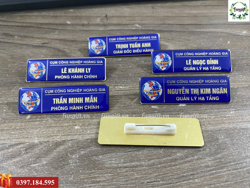 Làm bảng tên đeo ngực