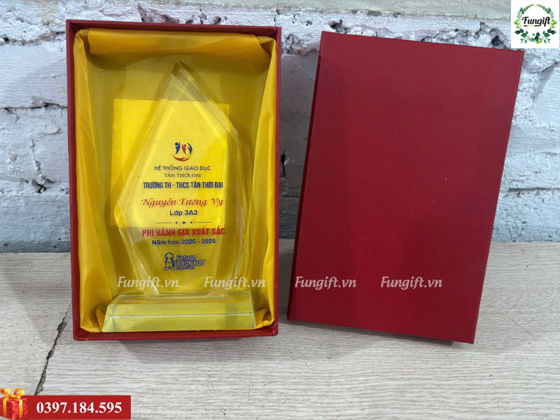 Xưởng sản xuất cúp pha lê kỷ niệm chương theo yêu cầu giá rẻ Hà Nội