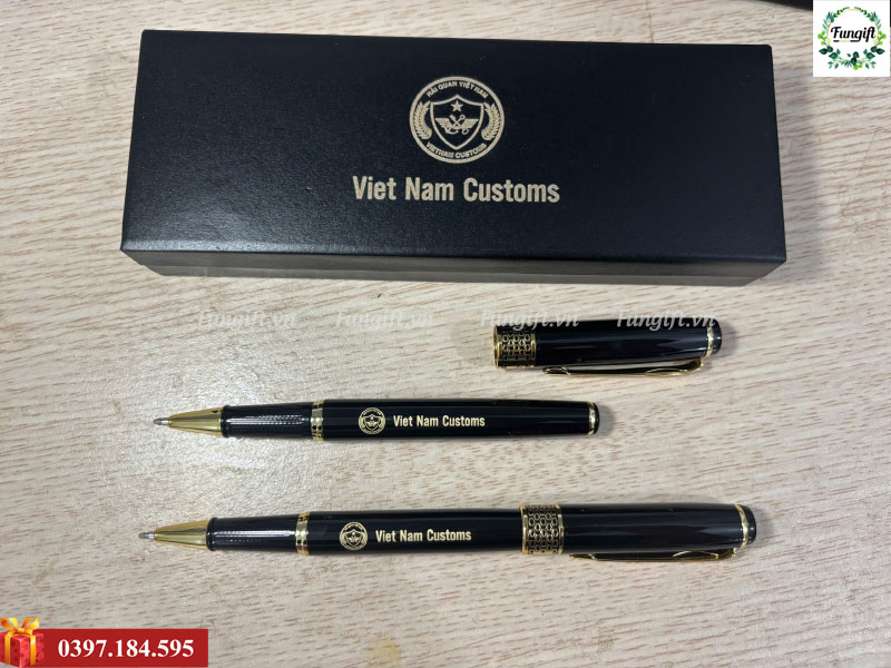 Bút ký và hộp khắc logo