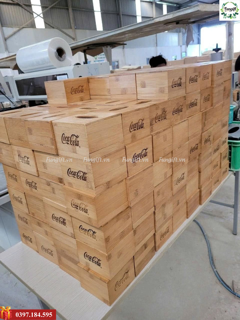 Gia công khắc logo lên hộp giấy gỗ