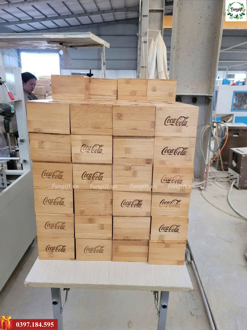 Hộp giấy ăn gỗ khắc logo thương hiệu