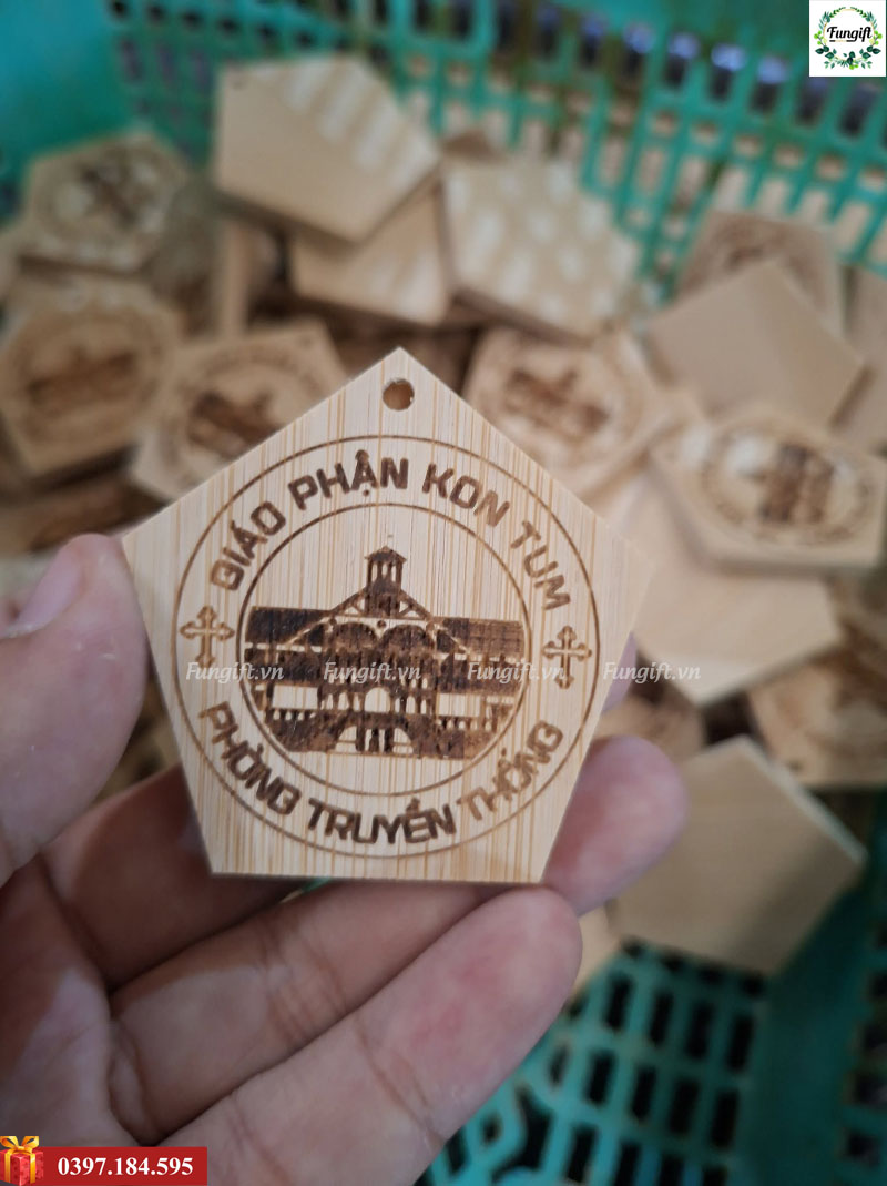 Móc khóa chất liệu tre khắc logo