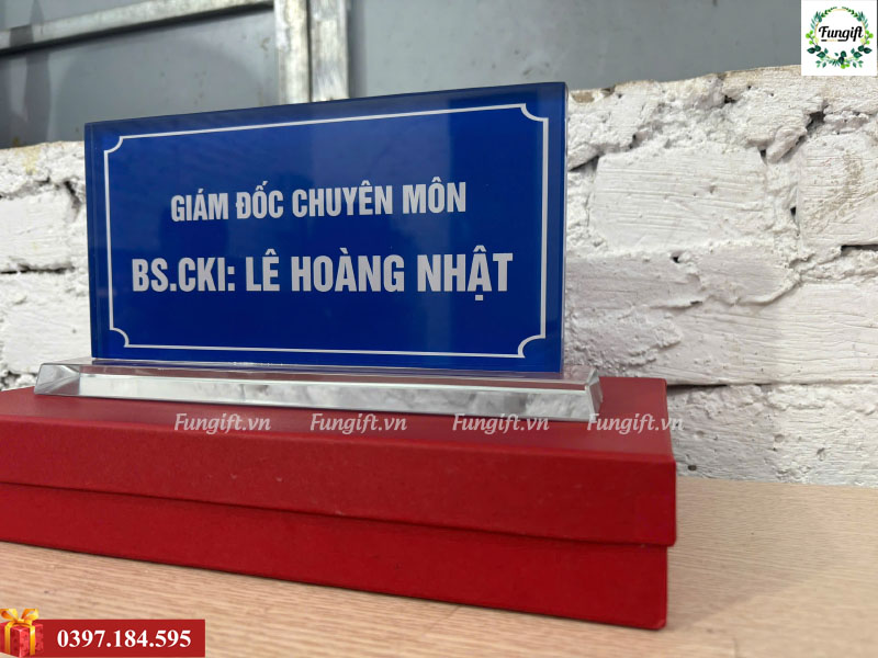 Bảng chức danh để bàn pha lê