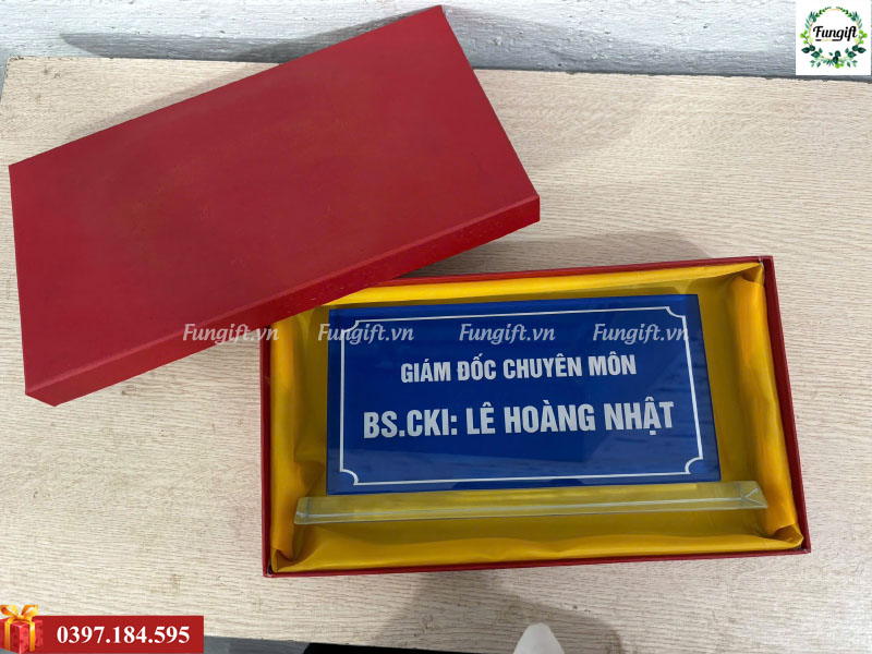 Biển chức danh pha lê sản xuất theo yêu cầu
