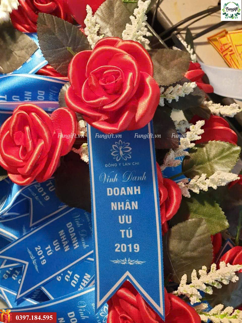 Hoa cài áo đại biểu khách mời