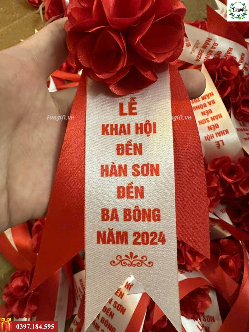 Hoa cài áo đại biểu màu đỏ