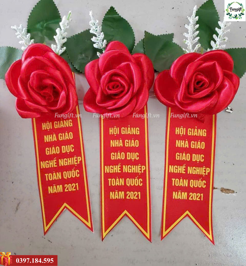 Hoa cài áo hội nghị