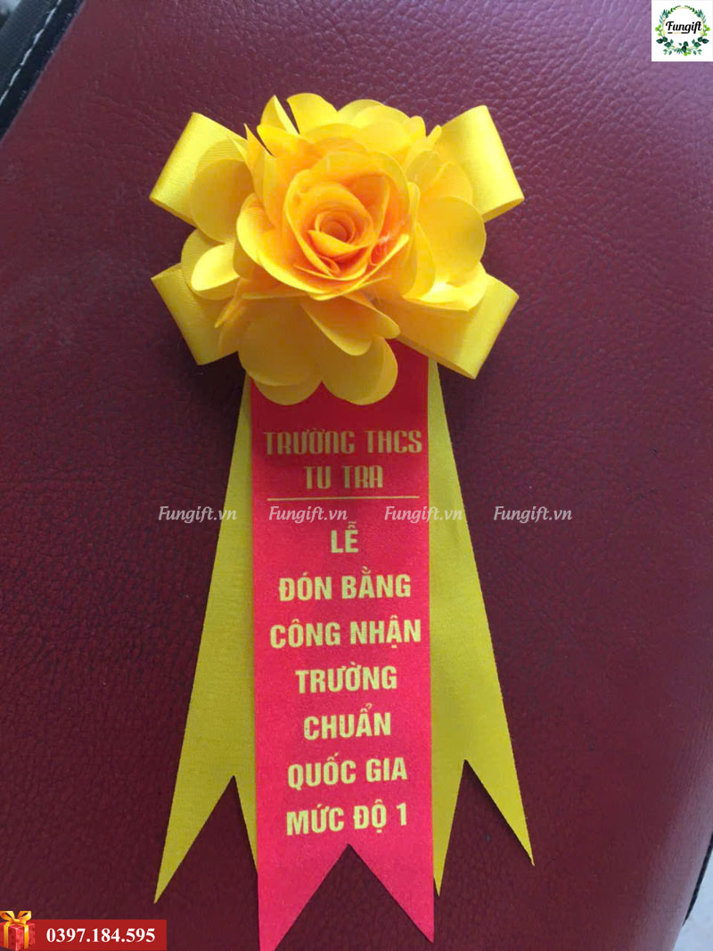 Hoa cài áo lễ khởi công