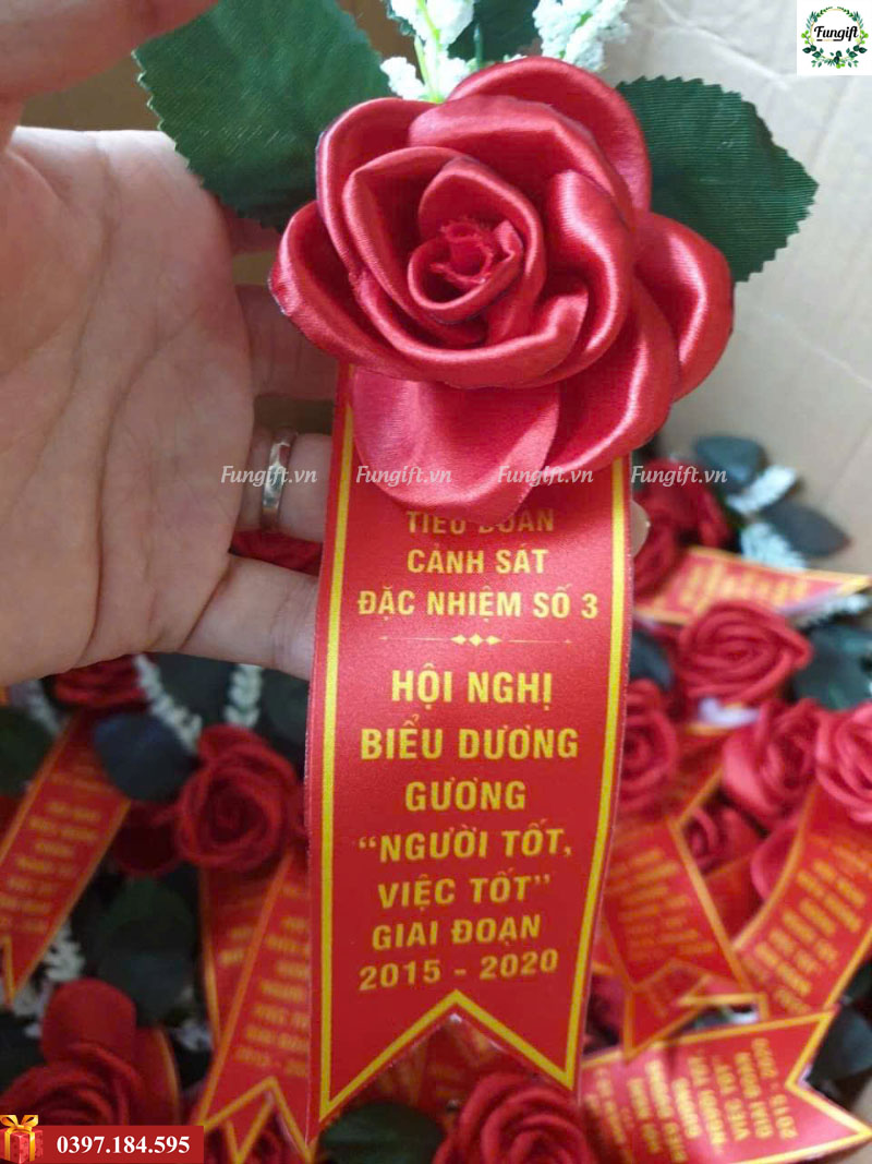 Hoa cài áo lễ trao giải