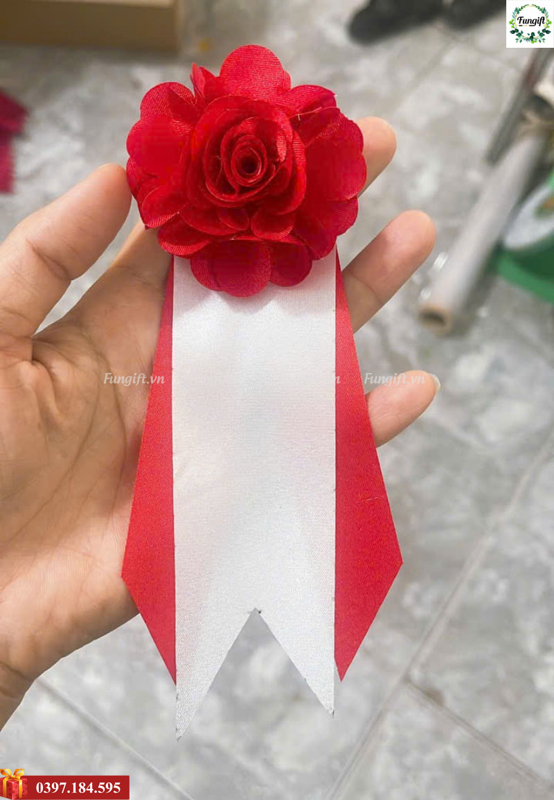 Hoa cài áo theo yêu cầu có ghim cài