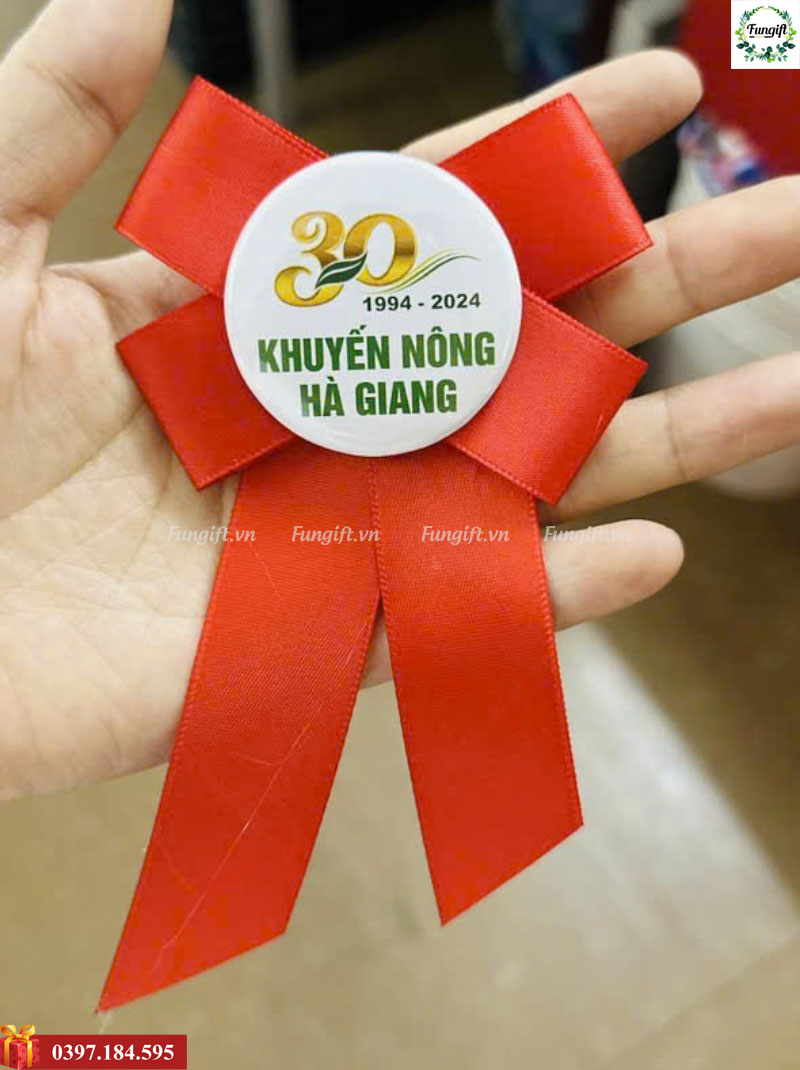 Hoa cài ngực đại biểu