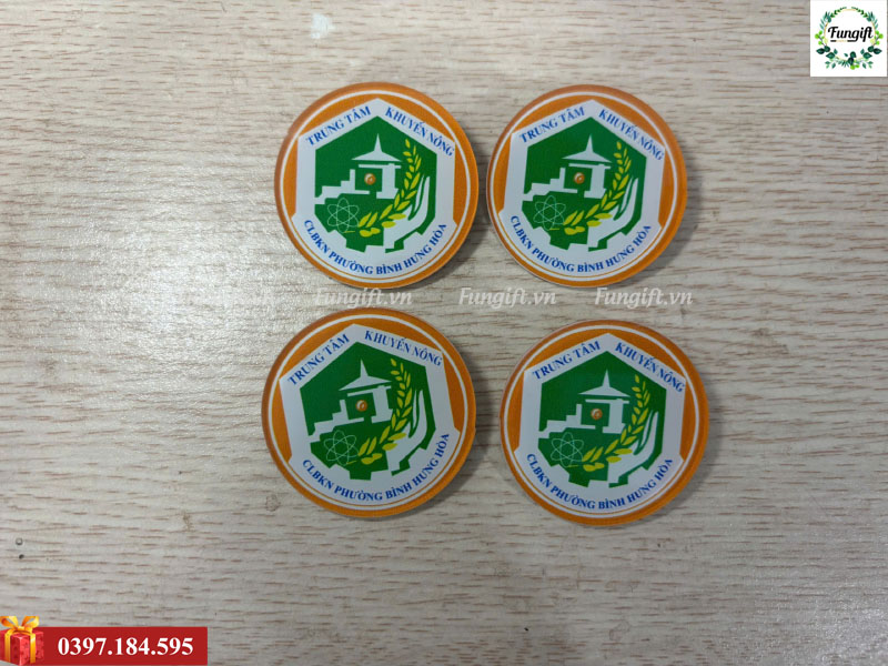 Huy hiệu cài áo nhựa in logo