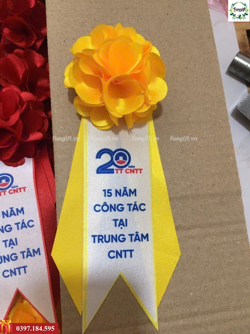 Huy hiệu hoa cài đại biểu in logo số lượng ít