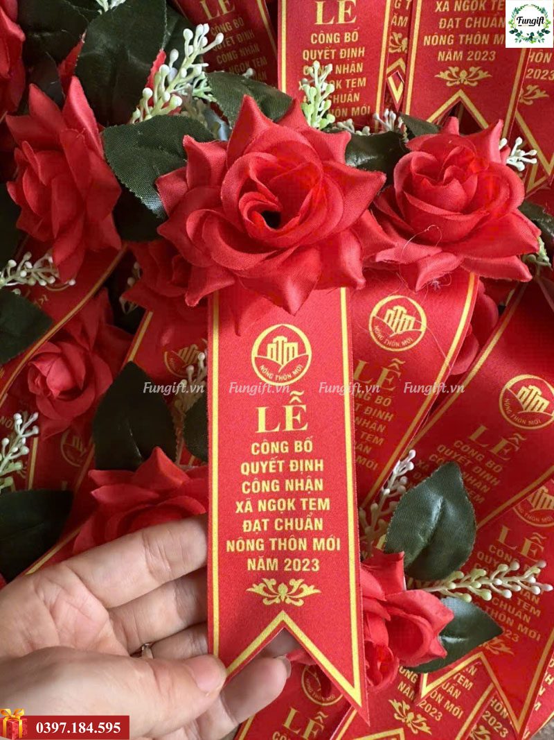 Làm hoa cài sự kiện theo yêu cầu