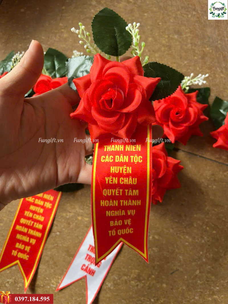 Sản xuất hoa cài áo in logo