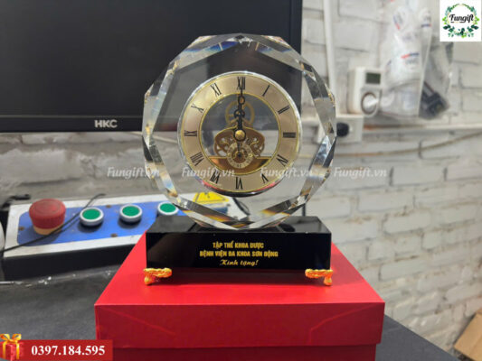 In gia công đồng hồ pha lê tại xưởng