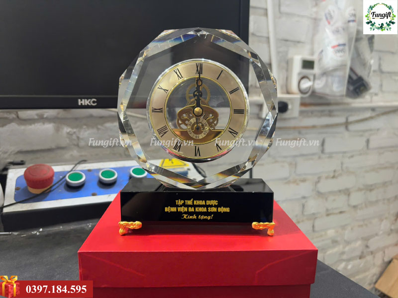 In gia công đồng hồ pha lê tại xưởng