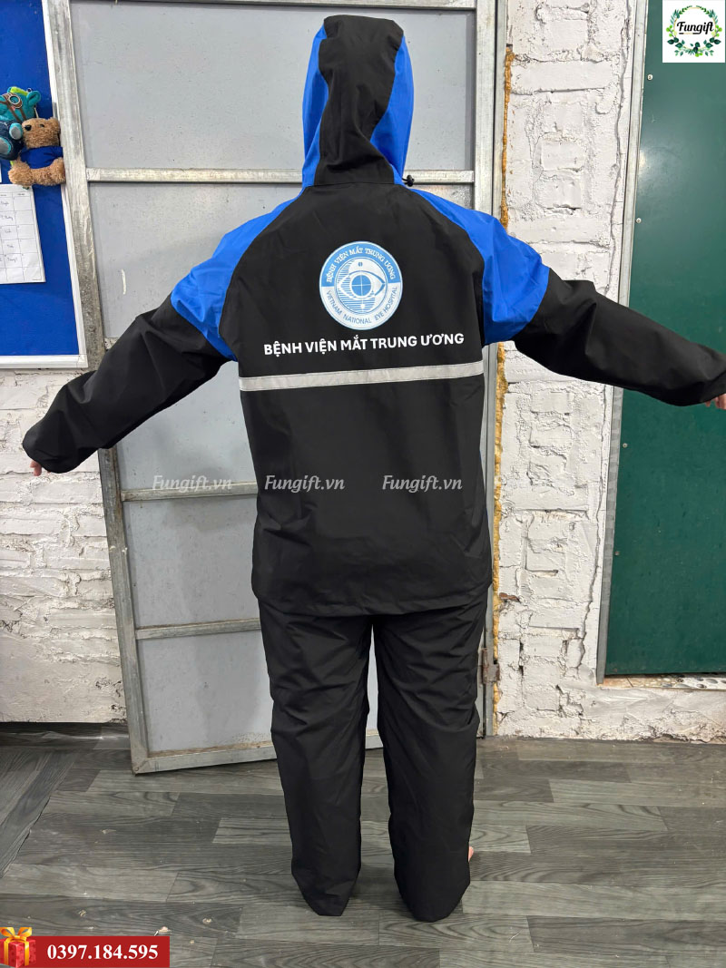 In áo mưa số lượng ít