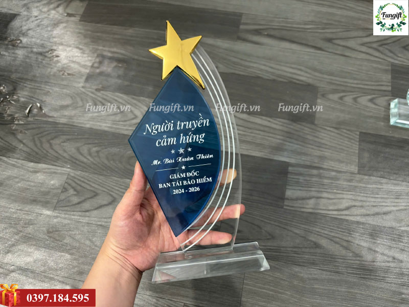 Xưởng sản xuất kỷ niệm chương pha lê