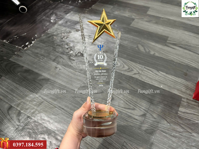 Cúp vinh danh pha lê in logo theo yêu cầu