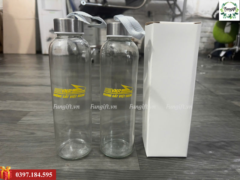 Chai thuỷ tinh có quai xách 500ml in logo